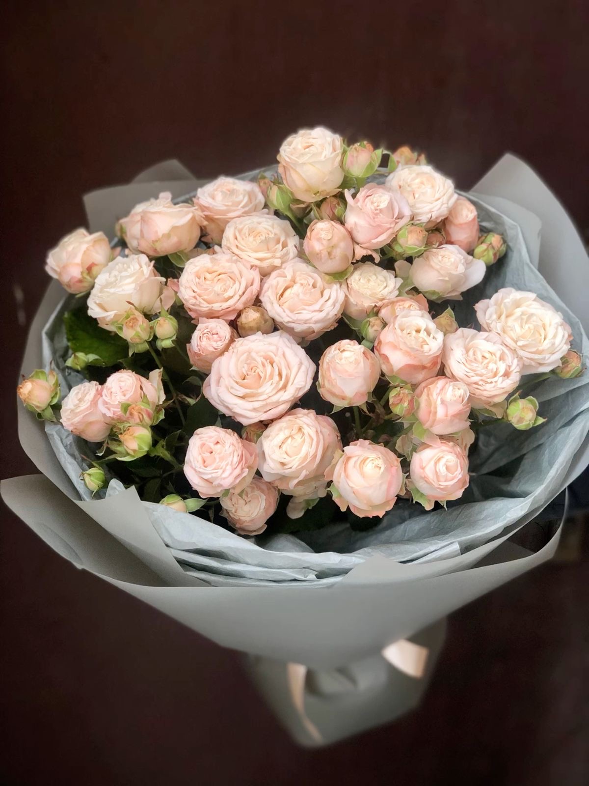 Bouquet of 50 bush beige roses "Lady Bombastic" in the online flower shop BlumenHorizon