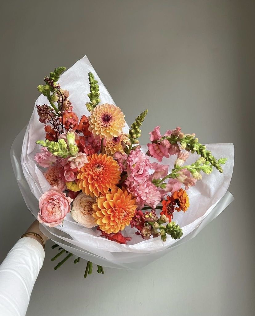 Bouquet with spray roses, dahlias, gerbera, and matthiola  in the online flower shop BlumenHorizon