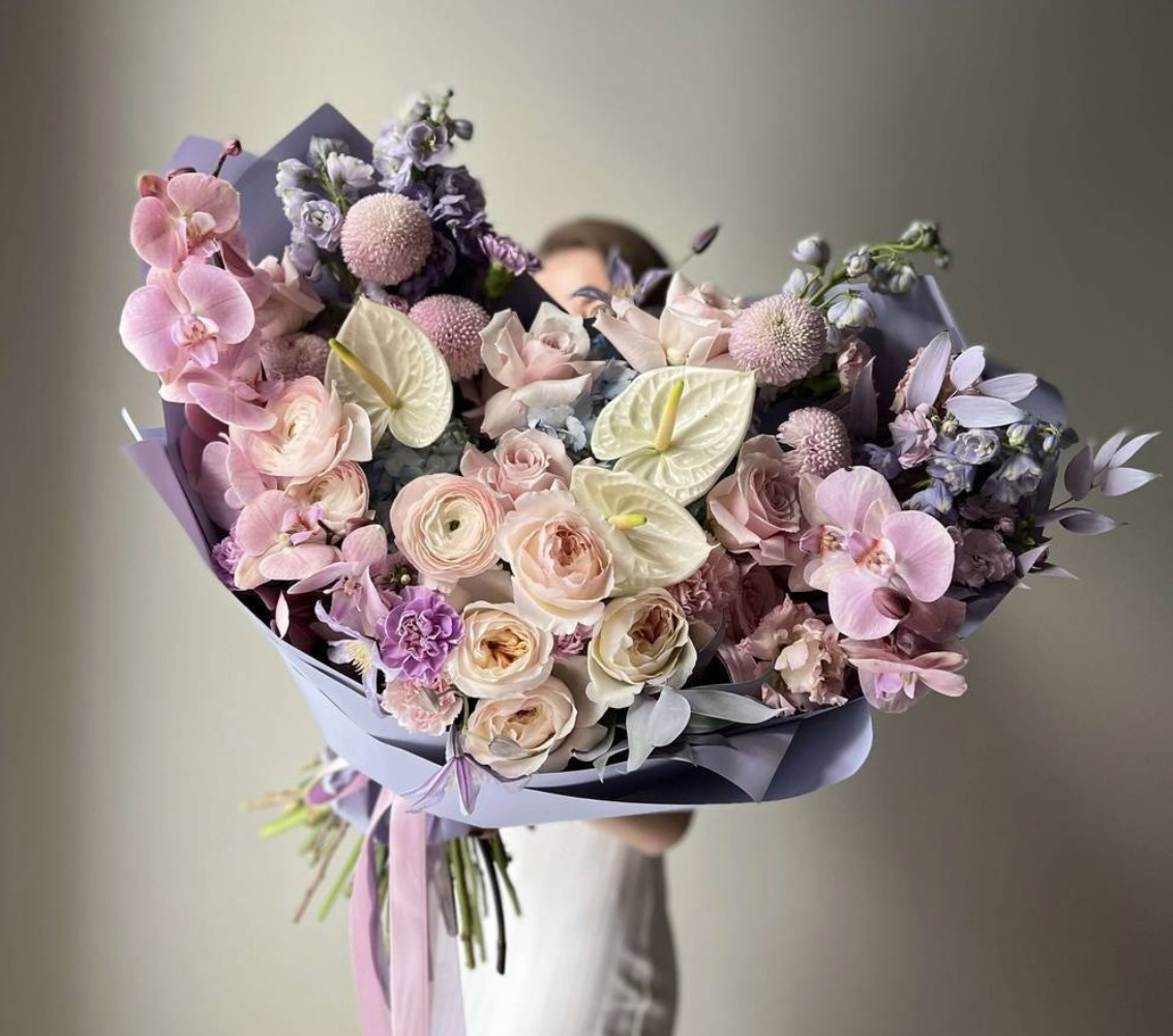 Bouquet of Tender Ranunculus, Peony Roses in the online flower shop BlumenHorizon